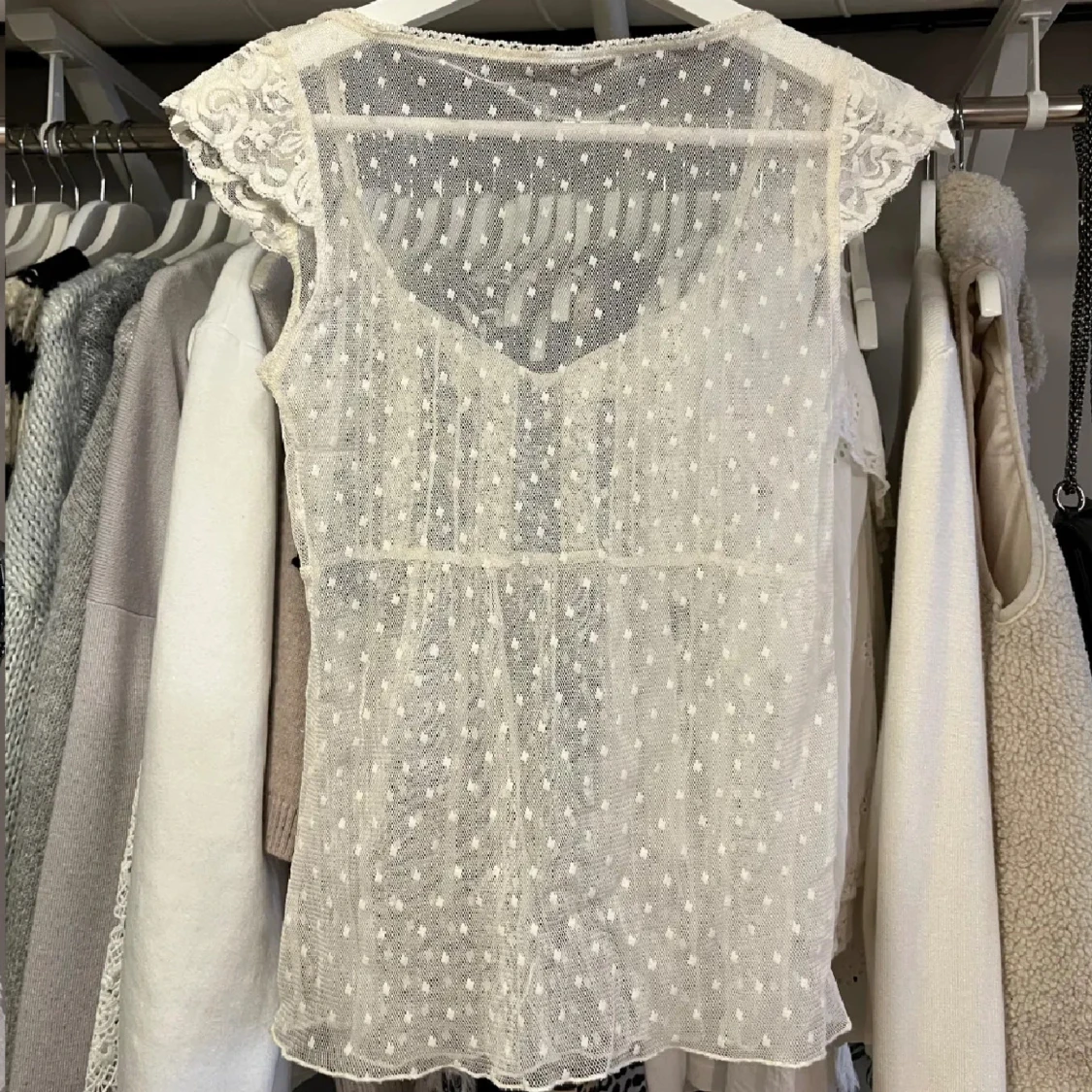 Vit spetsblus med prickigt mönster - 1