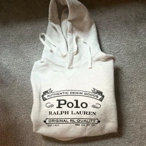 Ljusgrå hoodie från Polo Ralph Lauren - Säljer en ljusgrå hoodie från Polo Ralph Lauren i st M. Helt ny skick