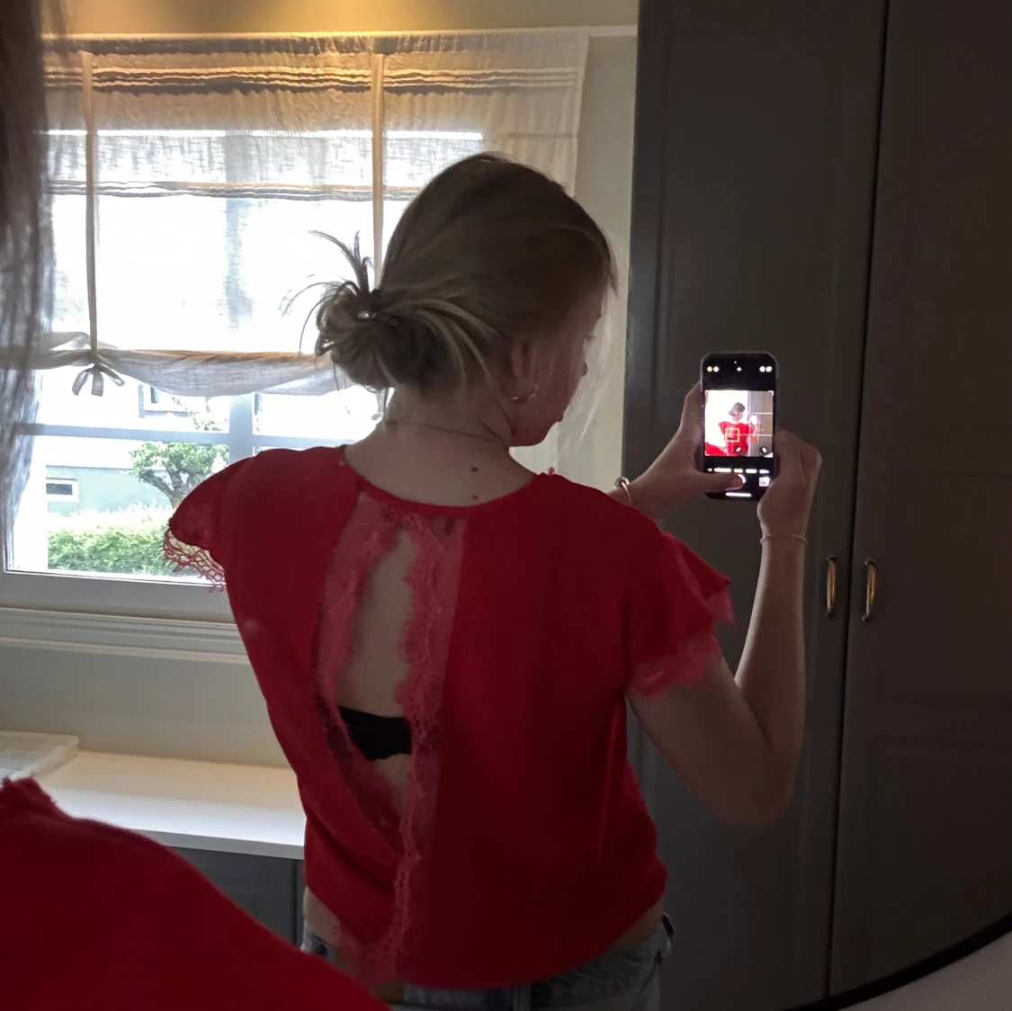 Röd topp med spetsdetaljer och öppen rygg - 1