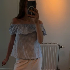 Offshoulder blus  - Söt blus med blå och vita ränder från H&M. Offshoulder-modell. Super fin!! Säljer för billigt pris🥰
