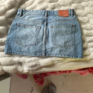 Ljusblå jeanskjol från Pull&Bear - True to size. Använd typ en gång. Bra kvalitet 