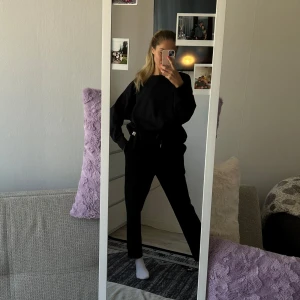 Loungewear-set från Le Don De Vie - Säljer ett svart set för vardagsbruk i storlek XS från märket Le Don De Vie. Endast använt en gång.