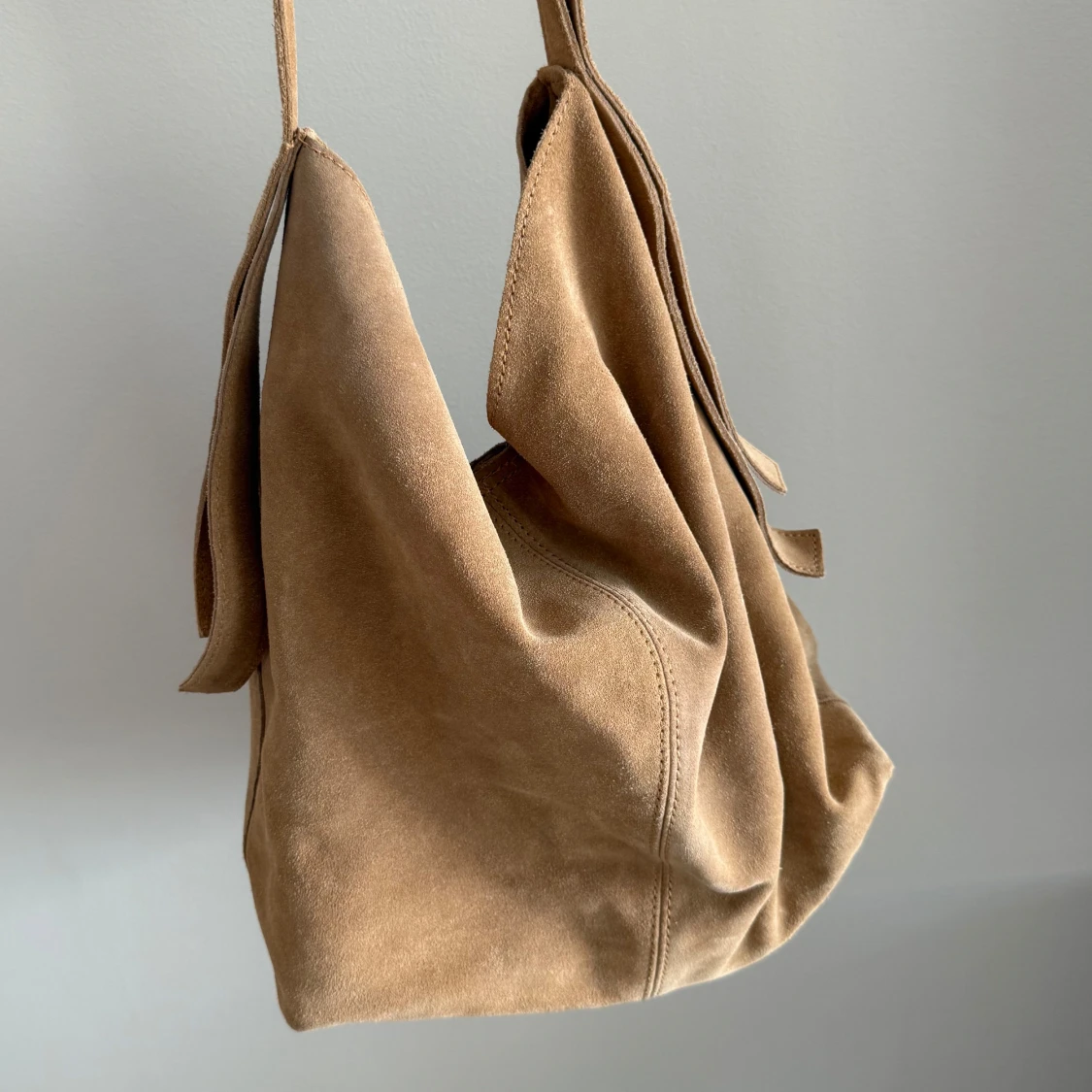 Beige axelväska i mocka - 2