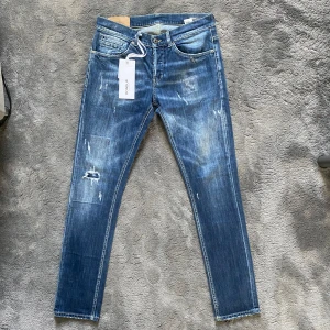 Dondup jeans GEORGE - Tja! Säljer ett par riktigt schyssta dondup med sköna slitningar! Jeansen är i bra skick! Jeansen är i storlek W33, tag medföljer ej! Skriv vid frågor eller bilder