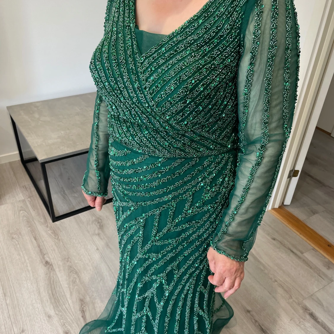 Grön långklänning med glittriga detaljer - 1