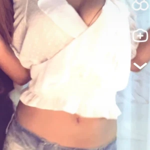 Vit omlottopp med volang - Säljer en söt vit blus 