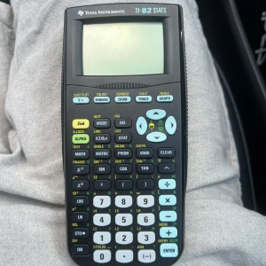 TI-82 Stats (Texas instrument, miniräknare/grafräknare) - TI-82 Stats är en populär grafritande miniräknare från Texas Instruments, perfekt för matematik och statistik. Den har tydlig display, många funktioner och är ett måste för dig som pluggar matte, naturvetenskap eller teknik på gymnasiet eller universitetet.