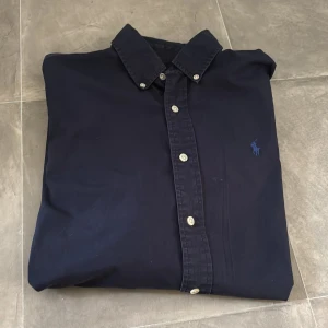 Ralph Lauren Skjorta - Skick: 9/10 | Storlek: S | Passar perfekt för dig som är 175-185 | Nypris: 1700 | Mitt pris: 700+ frakt | Hör av er vid frågor. 