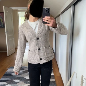 Beige kofta från Wera - Beige stickad kofta från Wera. Koftan är inte nopprig och knappt använd.🥰