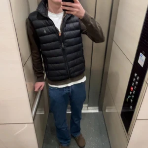 Svart dunväst från Polo Ralph Lauren - Säljer en svart dunväst från Polo Ralph Lauren storlek S men funkar för S/M inga slitage på den 