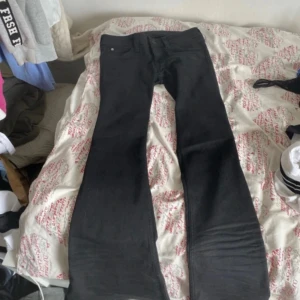 Cheap monday jeans - Jag säljer mina fina Cheap monday jeans pågrund av att dom är för små i midjan🩷bara att skriva om ni har några frågor🩷 dom är i storlek 26/32