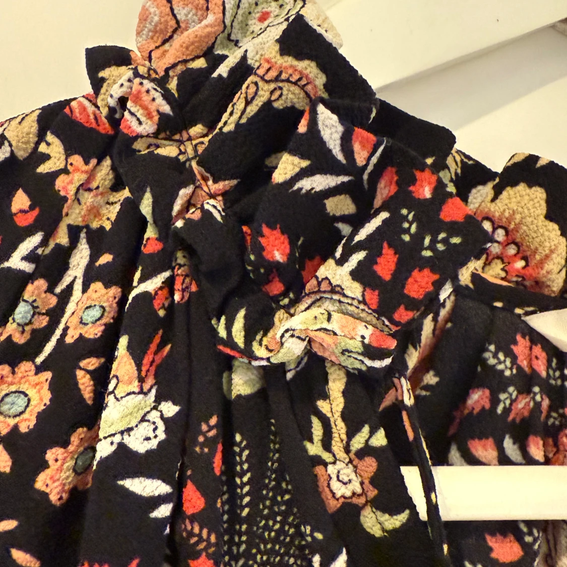 Svart blommig långklänning från H&M - 1