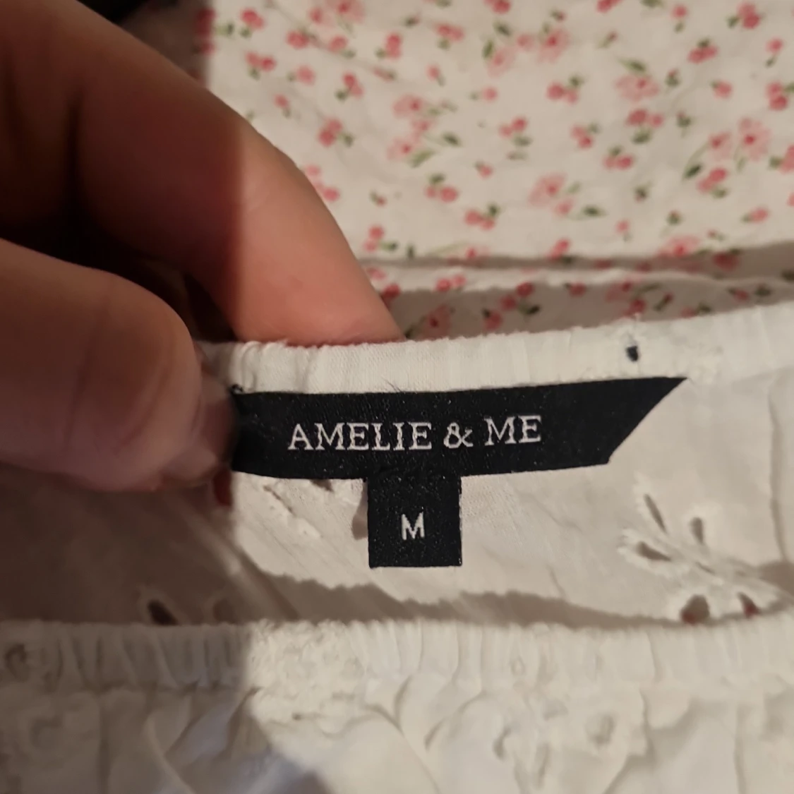 Vit blus med broderade blommor Amelie & Me - 2