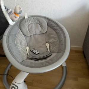 Elektrisk gungstol  - En Elektrisk gungstol för bebis det är me sladd o en kontroll. Grå färg, och använd några ggr.                   Den kostade ca 1100kr men säljer för fast pris 550
