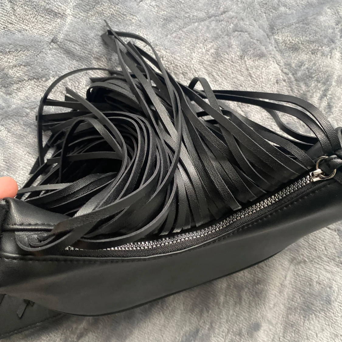 Svart axelväska med fransar från H&M - 4