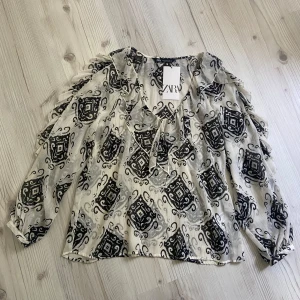 Jättefin Zara blus - Säljer min jättefina Zara blus. Den är i storlek XS men är ganska stor i storlek så skulle säga att den även passar som S och kanske M. Den är lite genomskinlig och har guldiga detaljer. Blusen är helt oanvänd med prislappen kvar. Nypris: 379. Skriv privat vid ytterligare frågor. PRISET KAN DISKUTERAS VID SNABB AFFÄR!💗