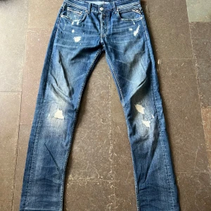 Replay Grover Jeans - Säljer ett par blå jeans med slitningar och raka ben. Strlk Waist 32 Length 34. Jeansen är köpta på Nk Göteborg 3000kr. Jeansen är inprincip oanvända.