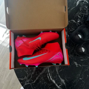 Helt oanvända Fotbollsskor 46/45 - Helt nya & oanvända röda Nike fotbollsskor i storlek 46 men mindre i storlek så passar 45.    