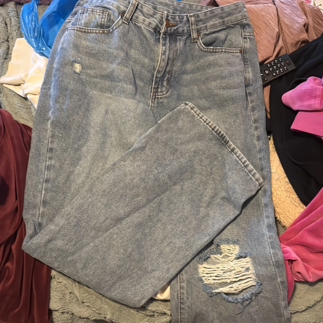 Blå jeans med slitningar från SHEIN - 4