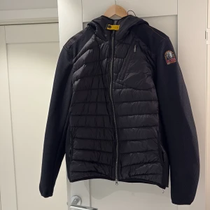 Parajumpers cardigan - En riktigt fet Parajumpers cardigan,  i storlek M.  Använd i ca 1 år. Nypris är ca 4500kr💰 Den har några flaws därav priset (se sista 2 bilderna).  Hör av er vid eventuella frågor fråga🙏🏻🔥