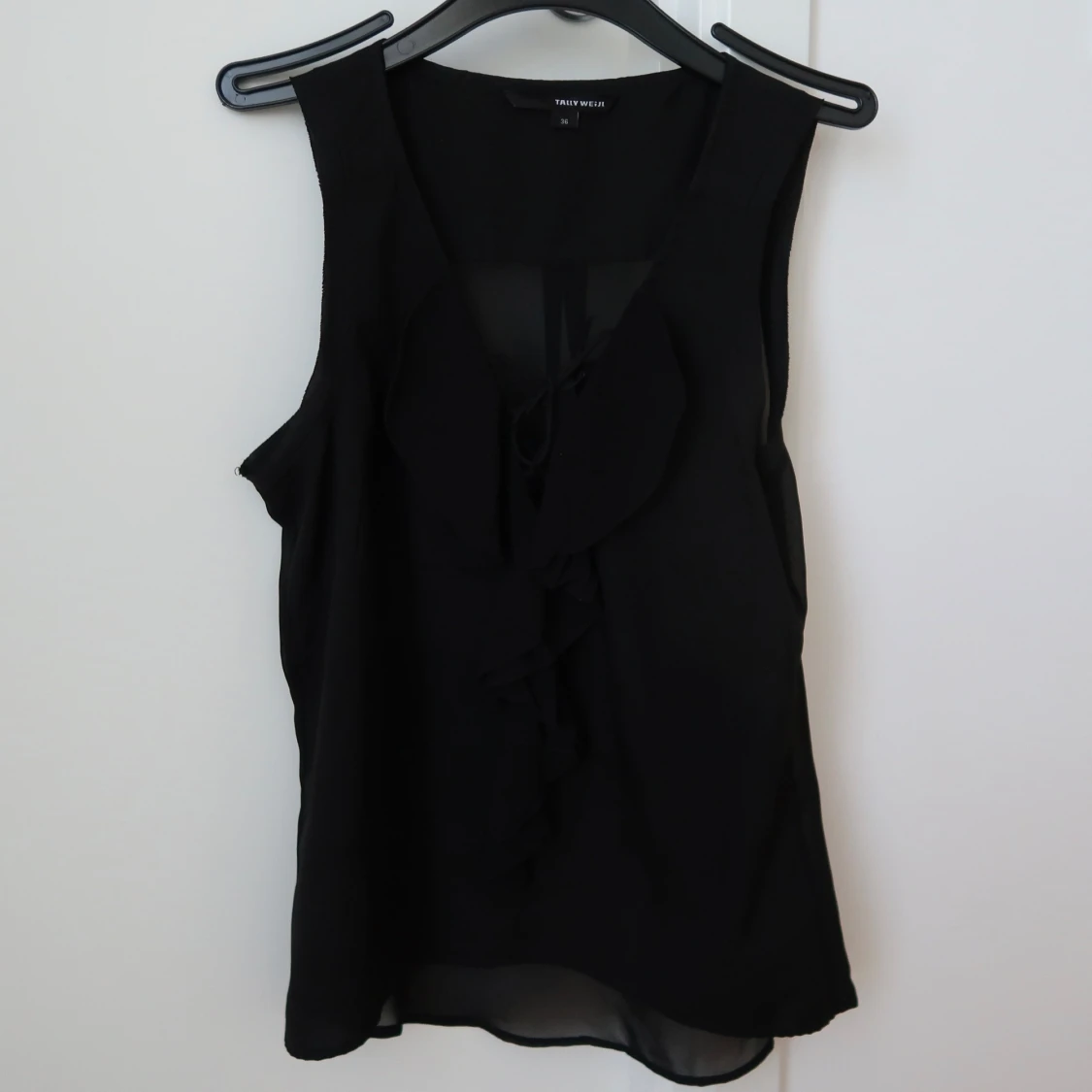 Svart linne/blus med volang/snörning framtill