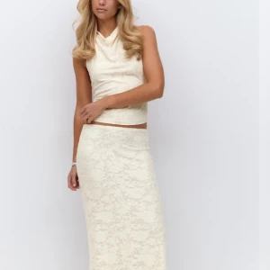 Champagnefärgad långkjol med mönster - Säljer en superfin långkjol från Gina som är helt oanvänd och slut i lager