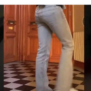 Low waist bootcut jeans - Snygga ljus gråa low waist bootcut jeans, slutsålda