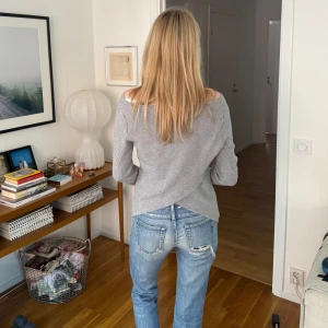 Grå ribbad omlottopp - Säljer en grå ribbad omlottopp med lång ärm och båtringad hals🥰