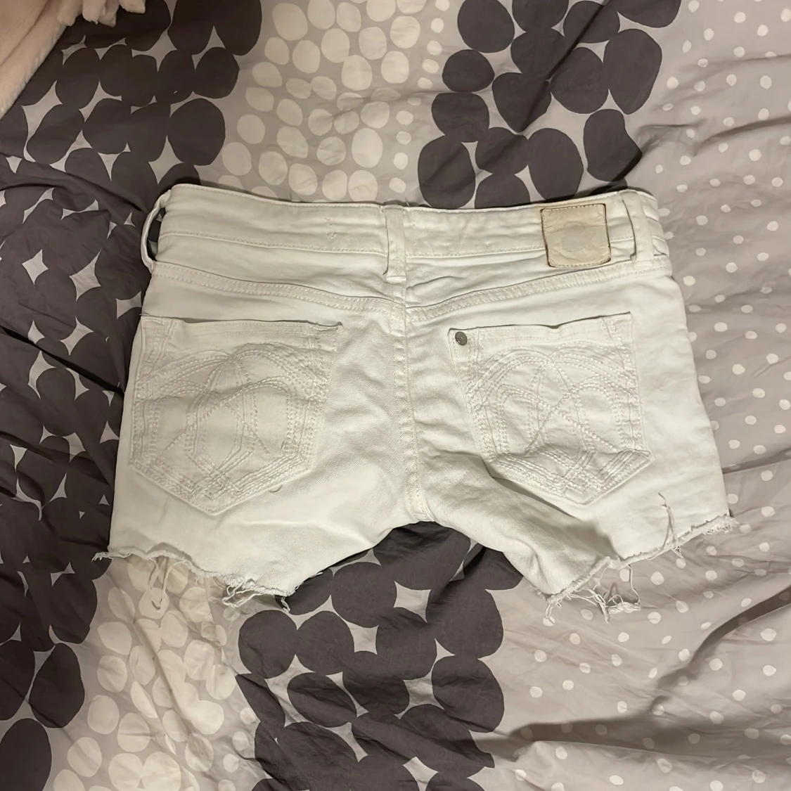 Vita jeansshorts från SOIN - 1