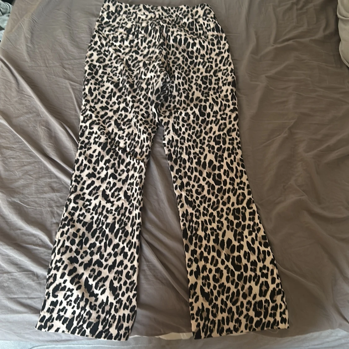 Leopardmönstrade byxor med rak passform - 1