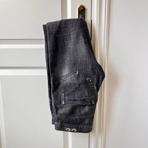 Grå Dondup jeans  - Riktigt eftertraktade Dondup Jeans i W32. Väldigt snygga, med design slitningar runt om. Kom med frågor! 