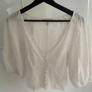 Vit broderad topp - Jättefin broderad topp från hm som är nästan helt oanvänd! 
