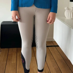 Beiga Cavalleria Toscana ridbyxor - Säljer mina Cavalleria Toscana ridbyxor i storlek 10. Dom är för 10 år men tjejen på bilden är 160 cm lång. Inga fläckar. Ordinarie pris är 1699kr