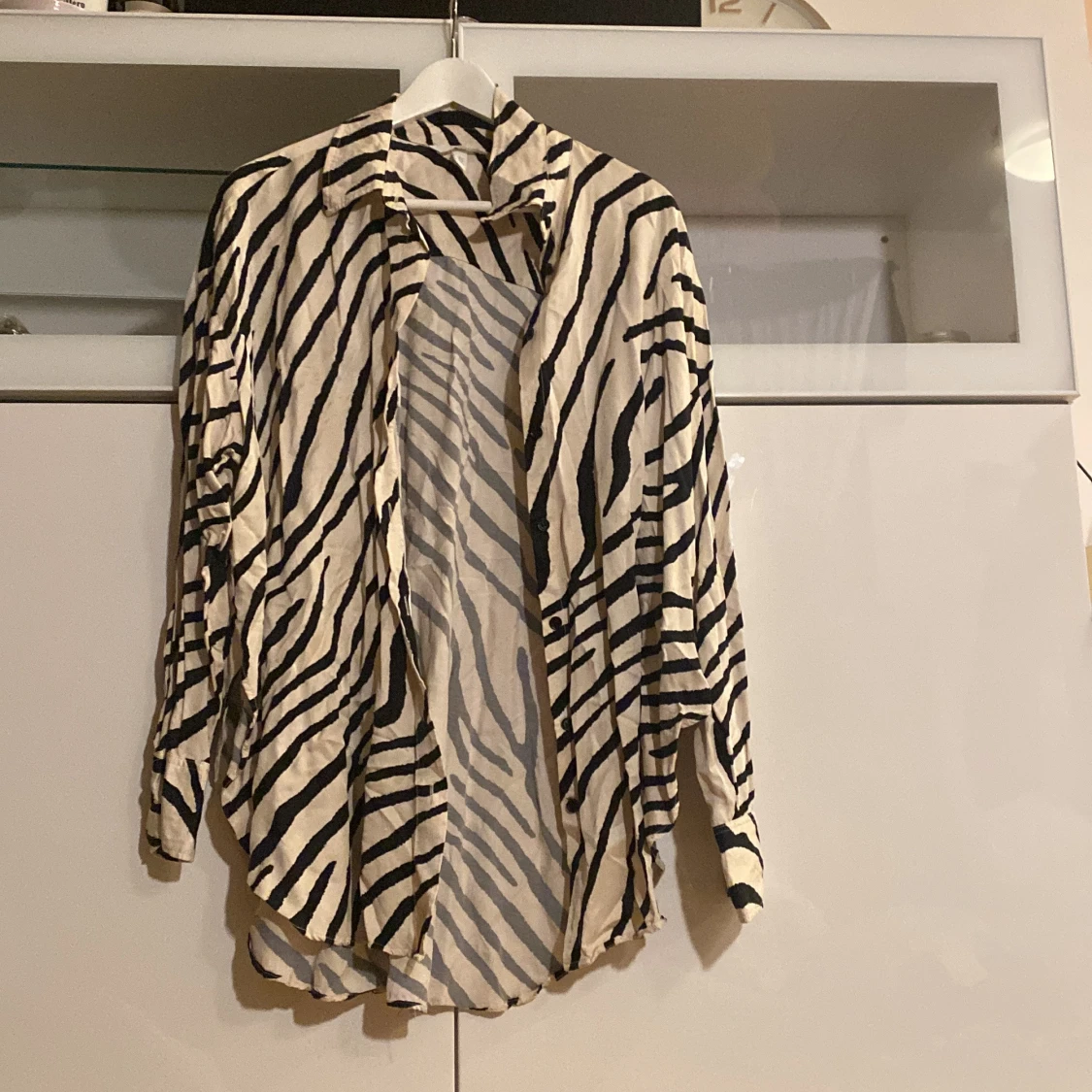 Zebramönstrad skjorta i vitt och svart