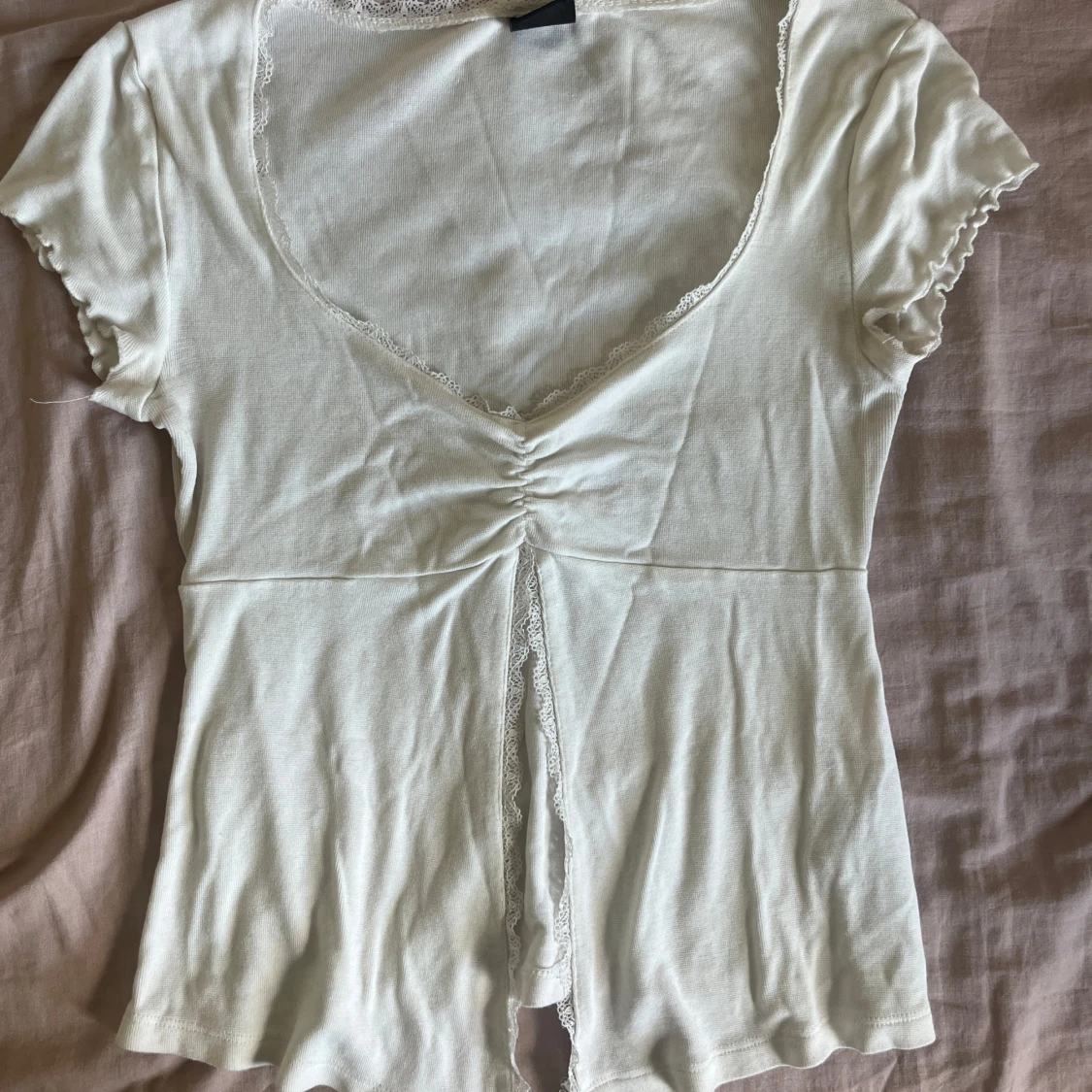 Vit v-ringad topp med spetsdetaljer - 1