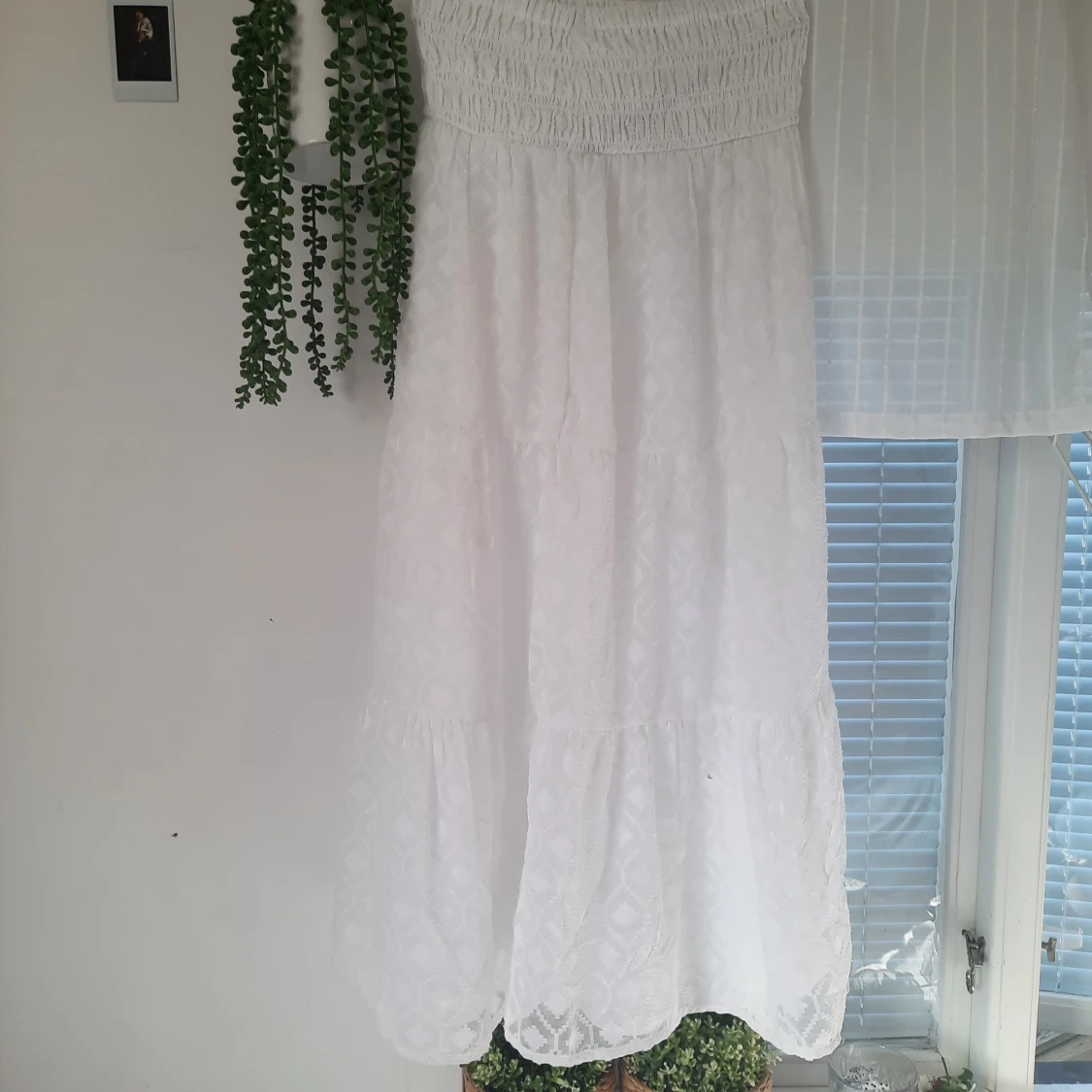 Vit långklänning med smockliv