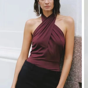 Vinröd omlott halterneck topp - Säljer en vinröd halterneck topp med omlott-detalj framtill. Aldrig använt eftersom den var för liten för mig💞