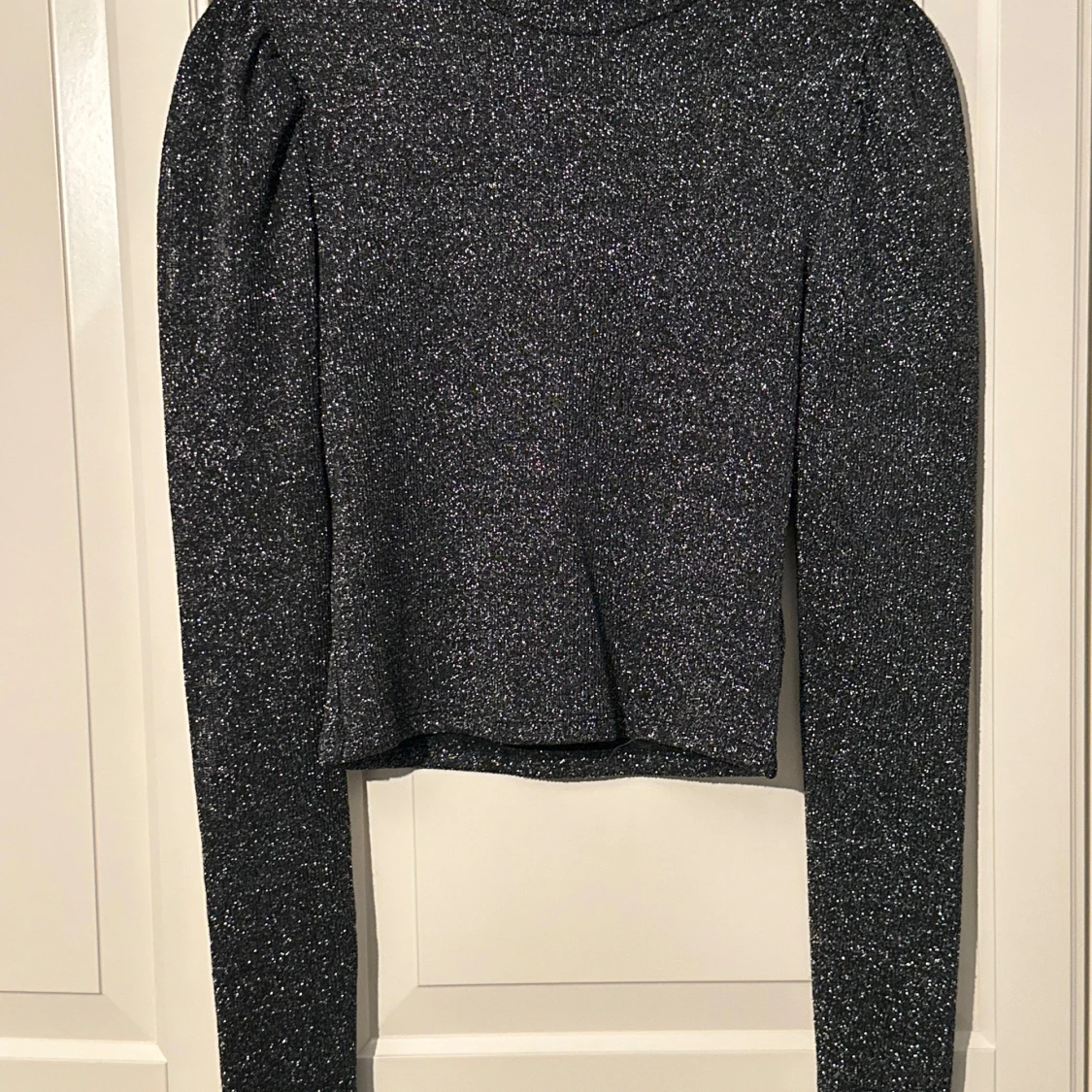 Glittrig svart långärmad topp S