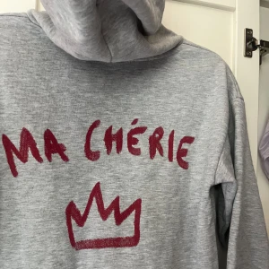 Hoodie med tryck - Köpt på Gina young, knappt använd