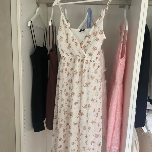 Vit blommig maxiklänning - Jätte fin klänning från vero Moda, stl s använd en gång