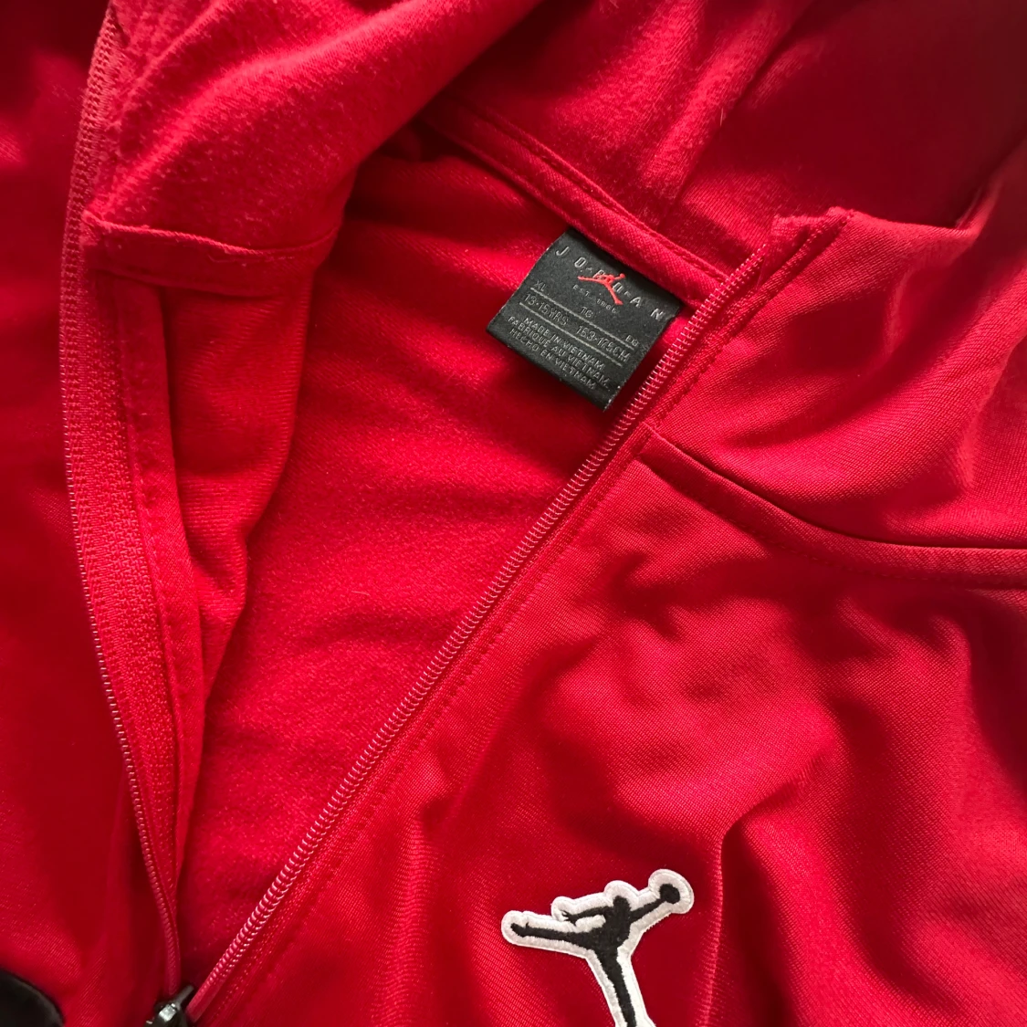 Jordan hoodie I rött och svart och vit Jordan sweatshirt. - 1