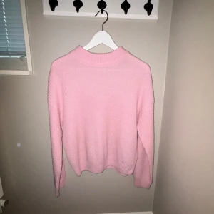 Ljusrosa stickad tröja - Supermysig ljusrosa stickad tröja med rund hals och långa ärmar. Storlek M men passar mig som S/XS men skulle säga att den är lite oversized!!💕