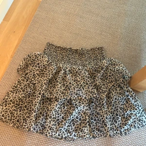 Leopardmönstrad volangkjol - Kjol från Kappahl i leopard mönster