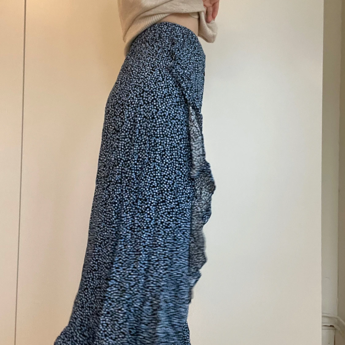 Svartblå prickig omlottkjol med volang - 2