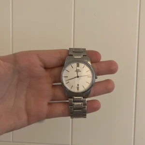 Silverfärgad klocka från Tidena - Säljer klocka från märket Tidena, nytt batteri, fungerar som ny. Väldig unik och elegant. Kommer med extra länkar