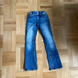 Jeans bootcut - Blåa jeans från H&M med fickor på rumpan
