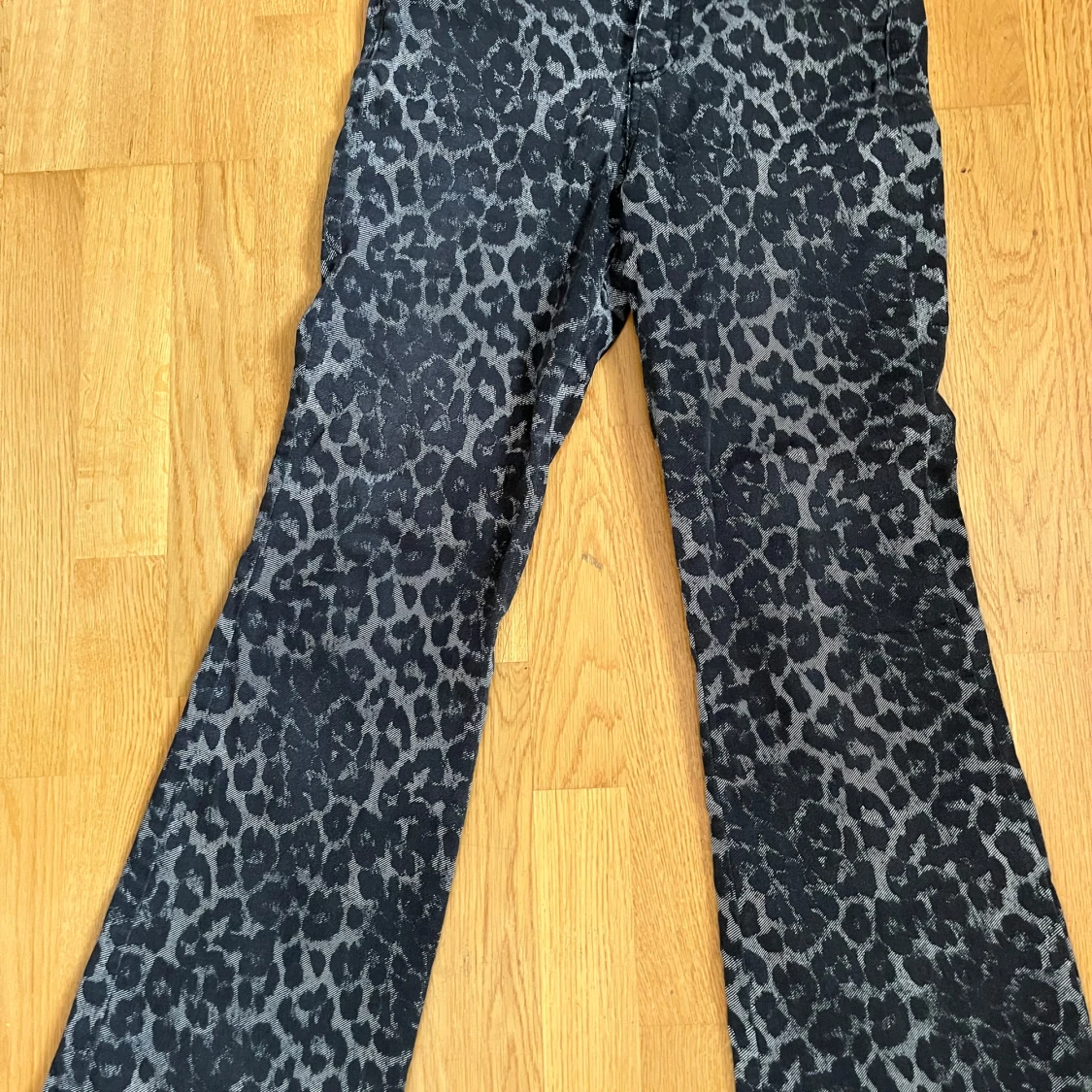 Svarta leopardmönstrade jeansbyxor