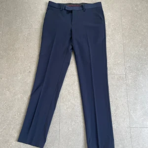 Mörkblå kostymbyxor från Dressmann - Kostymbyxor från dressman | Använd endast 1 gång | Size W31 L32 | Hör av dig vid fler frågor eller funderingar//