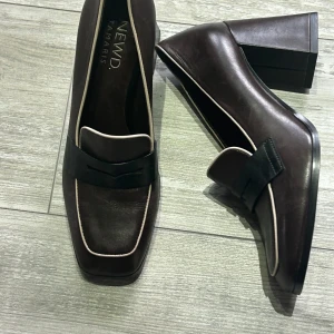 Bruna chunky loafers med rosett från Newd Tamars - Säljer ett par bruna loafers med chunky klack och dekorativ rosett framtill. Skorna har ljusa kontrastkanter och fyrkantig tå, vilket ger en modern och stilren look. Perfekta för dig som vill sticka ut lite extra. Helt nya och aldrig använda.