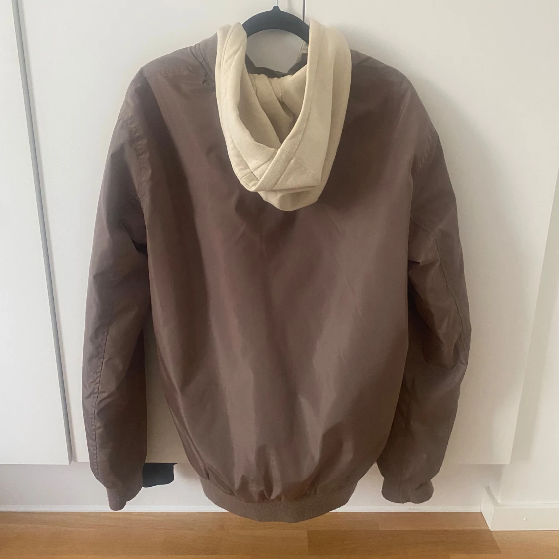 Beige bomberjacka med avtagbar huva - 1